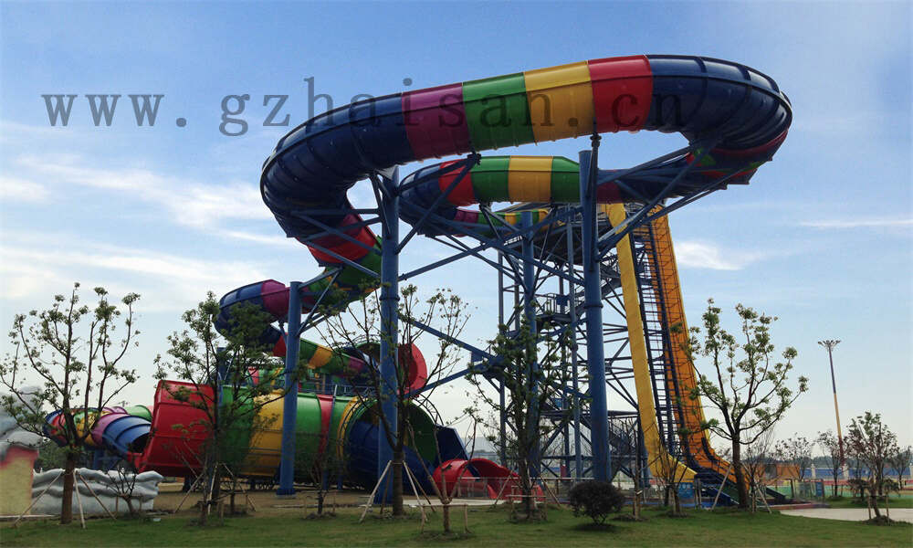 水上滑滑梯探险之旅，畅享清凉夏日时光